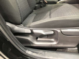 運転席シート座面は上下アジャスター付きです。お好みの位置に調整可能です。