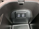 アクセサリーソケットや、携帯の充電などに便利な充電用USBポート(USB Type-C)を装備!車内にあると便利なアイテムのひとつですね