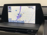 【SDナビゲーションシステム】運転中の視線移動が少なく済むよう、遠方情報に8インチ遠視用ディスプレイ、手前にはタブレット感覚で操作できる7インチトヨタマルチオペレーションタッチを配置しています。