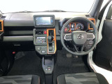 運転席周りのレイアウトをご覧ください。ナビゲーションが綺麗に装着されすっきり収まってますね!