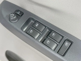 【電動格納ミラー】サイドミラーは電動格納式となっており、狭い駐車場でもキズがつくリスクを抑えられます。