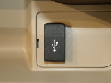 USBポートも装備されています、スマートフォンの充電やオーディオに連携も可能です、今や欠かせない装備の一つです!
