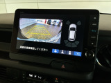 リバースギアに入れるだけで後方の表示へ切り替わります。夜間や雨の日の駐車も楽になりますよ。