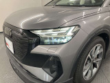 マトリクスLEDヘッドライトは、ロービーム用のLEDライトと、ひとつのユニットに多数のLEDが組み込まれたハイビーム用ヘッドライトが組み合わされた革新のヘッドライトです。
