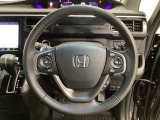 ハンドルにHondaセンシング系のクルーズコントロールやレーンキープアシストなどのスイッチと、オーディオの操作スイッチが装備されています。ハンドルから手を離さず安全に操作できます。