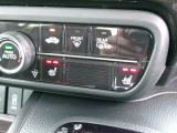 運転席と助手席にはシートヒーター装備です。