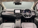 運転席周りになります。内装色はブラックです。