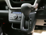 「AUTO」スイッチで車内の温度を一定に保ってくれるオートエアコン。快適装備の代名詞。もちろんマニュアル操作も可能ですよ。