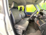 運転席シート廻りは使用感も少なく、良好な状態となっています。前オーナー様が丁寧に使っていたことがよくわかりますね。
