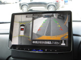 クルマの真上から見ているかのような映像によって、周囲の状況を知ることで、駐車を容易に行うための支援技術です。