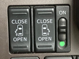 【両側パワースライドドア】スマートキーや運転席のスイッチで後席両側スライドドアの開閉が可能♪電動だから力を入れてドアを開ける必要が無く、小さなお子様でも簡単に開け閉めでき快適です♪