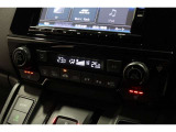 オートエアコンは左右席で独立温度コントロールが可能です。運転席はキンキンに冷やして助手席はマイルドにと言った設定が可能です☆暑さ寒さでケンカすることもなくなりますね♪