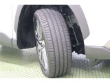 タイヤサイズ 225/50R18。切削光輝+ダークグレーメタリック塗装でスタイリッシュなデザインの純正アルミホイールを装着しています。足元を引き締めてくれ、しっかりした走りも楽しめますよ。