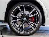 【BMWアロイホイル】軽量かつ強度に拘ったアロイホイル。走行性能ポテンシャルを引き出す設計。車の足元を引き締めてくれる大きなポイントはアロイホイルです。