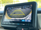 バックモニター装備。画面にて後方の確認が行えるので、バック駐車や車庫入れの際には重宝します。車の運転に慣れない方でも安心のガイドライン表示機能付。