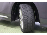 タイヤサイズ 235/50R18。スタッドレスタイヤを装着しています。京都トヨタにてこの車をご成約のお客様に限り、タイヤ4本を当社指定【新品】タイヤに交換します。