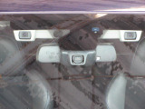 アイサイトは人の目と同じように2つのカメラでクルマ、人、2輪車を識別、判断し必要に応じて制御を行う運転支援システムです。