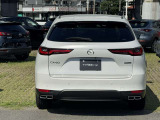 堂々とした佇まいとワイド感を強調したCX-60のリアビュー。特徴的なLEDテールランプが先進性と高い質感を演出します。「引き算の美学」が息づく、洗練された美しい後ろ姿を見る度に高揚感を得られます。