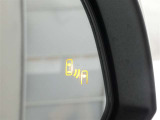 ブラインドスポットモニター装備。隣車線を走る車両を検知。ドアミラーでは確認しにくい後方、側方エリアに存在する車両や急接近してくる車両も検知しドアミラーに搭載されたLEDインジケーターが点灯します。