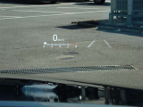 カラーヘッドアップディスプレイ付き。少ない視線移動で情報を確認できるので、運転の疲労軽減に繋がりますよ♪