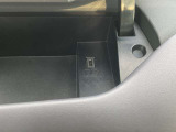 運転席アッパーボックス:携帯を充電してアッパーボックス内に入れておけば邪魔にならずに綺麗に収納できます♪