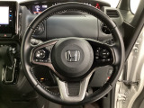 ハンドルにHondaセンシング系のクルーズコントロールやレーンキープアシストなどのスイッチと、オーディオの操作スイッチが装備されています。ハンドルから手を離さず安全に操作できます。