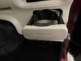 カップホルダーは運転席や助手席からちょうど手の届く位置です!!