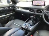 ドライバーが心に余裕をもって運転に集中できること、助手席や後席からもすっきりと前を見通せる空間の起点となり、全員が安心してドライブを楽しめることをモットーにシンプルなレイアウトとなっています。