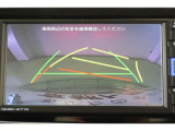 ハンドル操作に連動してガイドラインが変化するバックカメラ搭載です。クルマは構造上たくさんの死角がありますので、とても便利な機能ですね。あくまで補助の為の装備ですのでバックは目視での確認が大事ですよ!