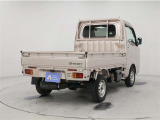 キャビン後部と荷台まわりに、荷物を固定する際などに役立つフックを配置。積み荷作業をサポートします。