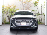 ●一目でAudiとわかる特徴的なシングルフレームグリル・LEDランプ。精悍なフロントマスクからAudiのスマートで上品なブランドを連想させてくれます。女性にも大変ご好評頂いております。