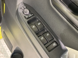 狭い駐車場で便利な電動格納ドアミラーが付いています。