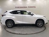 【まるごとクリーニング】シートを取り外し、車内を徹底洗浄。隅々まで丁寧に仕上げています。