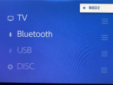 AM/FMチューナー、フルセグTV、Bluetooth接続、USB入力(動画・音楽再生/給電)、HDMI入力端子、スマートフォン接続、CD・DVDデッキを搭載。機能の詳細は、展示店舗までお尋ねください
