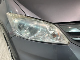 ディスチャージヘッドライト搭載でしっかり明るく照らしてくれるので、夜間走行や不慣れな道でも安心です。