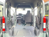 後席シートと助手席シートは簡単操作で倒す事ができ、荷室空間が更に広がります。