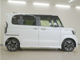 リアには左右スライドドアを採用。狭い駐車場でも開閉しやすく、強風の日でもドアが煽られにくくなっております。小さなお子さまやご年配の方も安心して乗り降りできます。