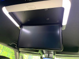 【フリップダウンモニター】大画面モニターで後席でもエンタメをお楽しみいただけます。小さなお子様にも大人気の装備です♪