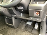 左側に高速で便利なETCがあり、横滑りを防ぐVSAなどのスイッチは、運転席の右側、手の届きやすい位置にあります。