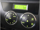 左右独立温度コントロールフルオートエアコンです。運転席、助手席それぞれで独立して温度設定ができます。冷え性の方が乗っても安心ですね♪