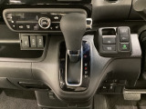 CVT車のセレクトレバーです。低速から高速まで、変速ショックのないスムーズな走りを実現するとともに、エンジン効率のよい領域を維持することで燃費にも貢献します。