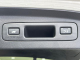 【パワーバックドア】スマートキーや運転席のボタンを押すだけでリアゲートが自動で開閉します!荷物を持っている時や、高い位置にあるバックドアを閉める際に便利な機能です♪