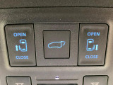 【両側パワースライドドア】スマートキーや運転席のスイッチで後席両側スライドドアの開閉が可能♪電動だから力を入れてドアを開ける必要が無く、小さなお子様でも簡単に開け閉めでき快適です♪