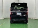後席の窓には外から車内が見えにくくなるプライバシーガラスを採用。周りを気にせずリラックスして過ごせます