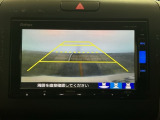 【バックカメラ】運転が苦手な方も車庫入れラクラクです!ギアをリバースに入れれば自動的に切り換わりますので、面倒な操作は不要です♪狭い駐車場もお車を傷つけず安心ですね!