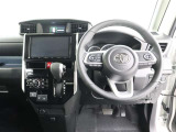運転席です!コンパクトに機能がまとめられていて、優秀なレイアウトです!