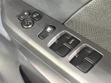 【電動格納ミラー】サイドミラーは電動格納式となっており、狭い駐車場でもキズがつくリスクを抑えられます。