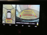 【パノラミックビューモニター】映像で、見づらい車両周辺の確認をアシスト。クルマを真上から見ているような映像を表示。 運転席から確認しにくい車両周囲の状況を把握。