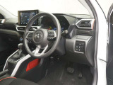 運転席です。メーターも液晶で見やすいです!