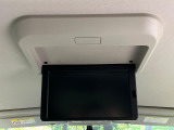 【フリップダウンモニター】大画面モニターで後席でもエンタメをお楽しみいただけます。小さなお子様にも大人気の装備です♪